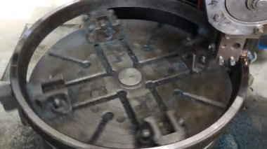 Üst Manzara. Sanayi konsepti. Üretim için fabrikada makine işlemi. Fabrikada çalışan metal torna. Tam otomatik üretim işlemine sahip modern bilye fabrikası. Kapat. 4k video
