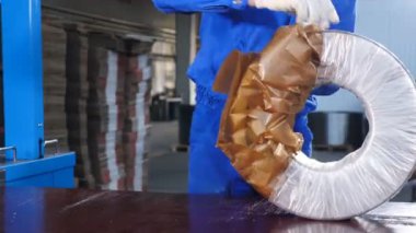 Fabrikada paketleme detayı. El emeği konsepti. Taşıyıcı imalat. Kapatın. Teknolojik işlemin son parçası konveyörde. 4K 'da çekilmiş.