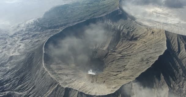 Vista aerea sull'isola di Bali. Cratere vulcanico balinese. Meravigliosa Indonesia. Splendida Asia. vulcano attivo di montagna con vapore che sale. Concetto turistico. 4K video — Video Stock