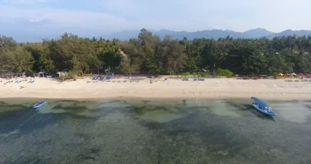 Fotografia aérea do belo mar de água azul em Bali, Indonésia. Paradise Island no sudeste da Ásia. Natação de pessoas, pequenas casas e muitos pequenos barcos na água. 4 k vídeo — Vídeo de Stock