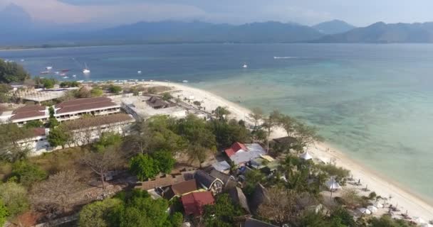 Fotografia aérea do belo mar de água azul em Bali, Indonésia. Paradise Island no sudeste da Ásia. Natação de pessoas, pequenas casas e muitos pequenos barcos na água. 4 k vídeo — Vídeo de Stock