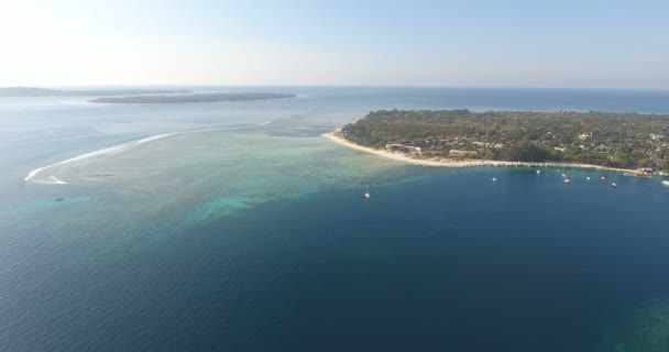 Vista aérea. águas claras azul-turquesa do oceano em Bali, Indonésia. mar azul profundo com muitos barcos de iate e ilhas no dia de verão. 4k vídeo — Vídeo de Stock