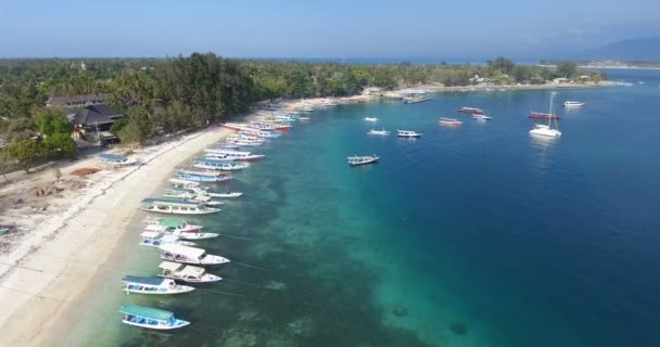 Vista aérea de yahts na baía. Hora de verão. destino de férias popular para os turistas que visitam Bal. Conceito de turista e viagens. 4 k vídeo — Vídeo de Stock