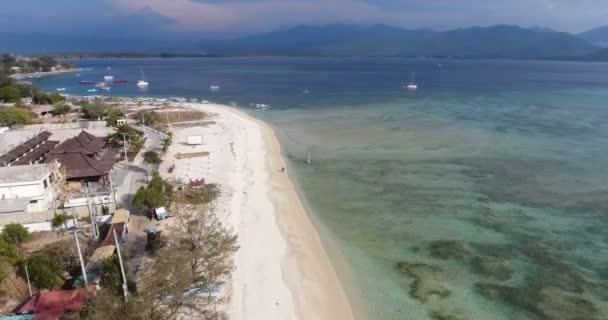 Luftaufnahme eines schönen Strandes in Bali, Indonesien. tropischen Strand von oben gesehen. Drohnenaufnahmen von halal toursim gili trawangan island. gili nanggu lombok indonesien in der Nähe der Insel Bali. 4k-Video — Stockvideo