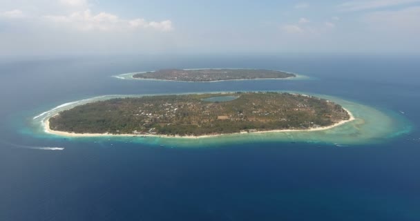 Удивительный пляж И глубокий синий океан С Абове, Изолированный остров на Бали. Пирс с лодками, пляж с белым песком и пальмами, воздушный беспилотник. 4k видео — стоковое видео