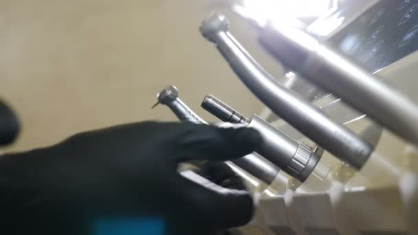 牙医在牙科诊所准备接受治疗的特写。 牙科医生用钻头把它准备好进行牙科手术干预。 4k视频 — 图库视频影像
