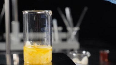 Modern yemek ve parfüm laboratuarı. Kozmetik endüstrisi. Kimya laboratuvarında bileşenleri ve bileşenleri test edip karıştırmak. Ağır çekim. Tam Hd