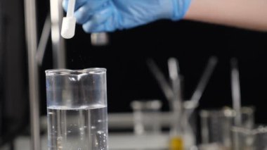 Doğal permumya ve kozmetik endüstrisi. Laboratuvar asistanları cam şişedeki malzemeleri karıştırıyor vücut bakım losyonu, krem ya da şampuan yapıyor. Ağır çekim. Tam Hd