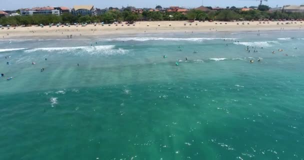 Belas imagens de drones de pequenos atóis tropicais resort ilha com palmeiras de areia branca e mar azul-turquesa em Bali, vista aérea. 4k vídeo — Vídeo de Stock