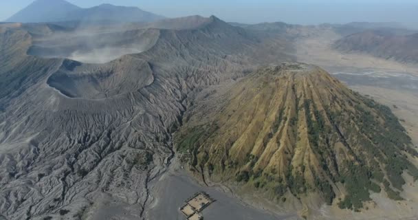 Повітряний постріл вулкана Батур на острові Балі, Індонезія. Вид на кратер вулкана і гірські вершини. Художній пейзаж. Концепція подорожі. Дивовижна Азія. 4 k кадрів — стокове відео