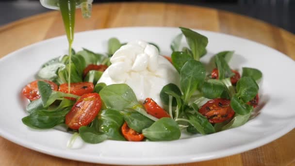 Chef serving dish in restaurant. Beautiful food video. Close-up shot of Pouring olive oil over healthy dish with organic ingredients. Slow motion. Healthy food and vegetarian concept. Full hd — 비디오