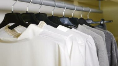 Alışveriş konsepti. Stylish Girl 'ün yakın plan çekimleri tüm kıyafetlerini giydi ve seçiminden memnundu. Bugün ne giysem hepsini istiyorum. 4k görüntü