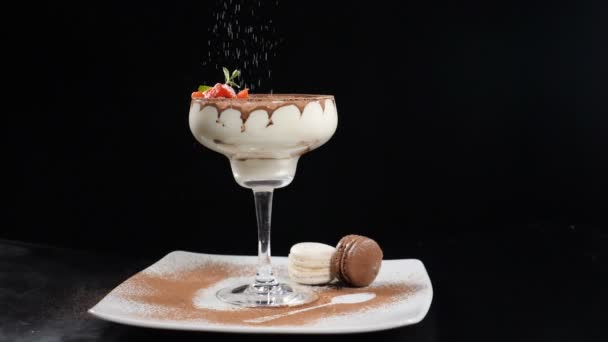 Vídeo de comida em câmara lenta. Açúcar em pó caindo em cima de delicioso Tiramisu com bagas frescas. Chef preparando e servindo sobremesa. Comida italiana doce. hd completo — Vídeo de Stock