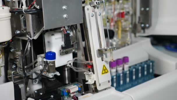 Análise clínica do sangue e prevenção de doenças. Laboratório Automatizado de Sangue. Equipamento avançado análise automática de sangue. processo de análise química automatizado em laboratório médico. Humano — Vídeo de Stock