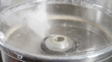 Pamuk Şekerin Yavaş Çekimde Yapımı. Makineye ve kadın ellerine yakın çekim. Pamuk helva. Pamuk şeker için aletler. Tam Hd