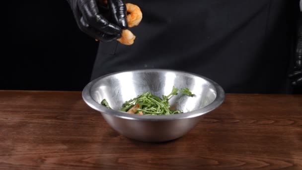 Séf főzés saláta garnélarák rozsdamentes tálban lassított felvételen. Finom finomságok, étel tenger gyümölcsei salátával, étterem finom konyha. Teljes hd — Stock videók