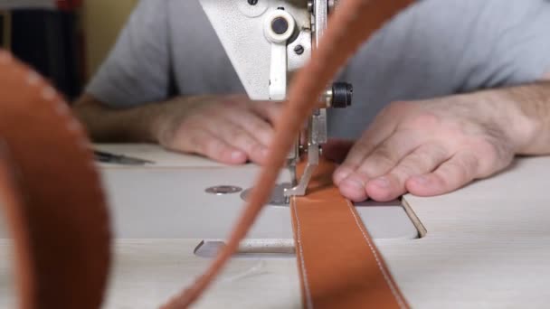 Kunstleer workshop en fabricage. Close-up van meester naaien stukken leer, steken riemen en steken gemarkeerd borstels in de zak. Ambachtelijke fabriek authentiek. 4 k video — Stockvideo