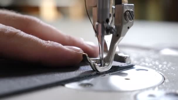 Craft man at work. workshop of making leather bag - craftsman stitches the pouch on sewing machine close-up. Item of clothing or bag. sewing in phase of overstitching. Tailoring Process. 4k video — 图库视频影像