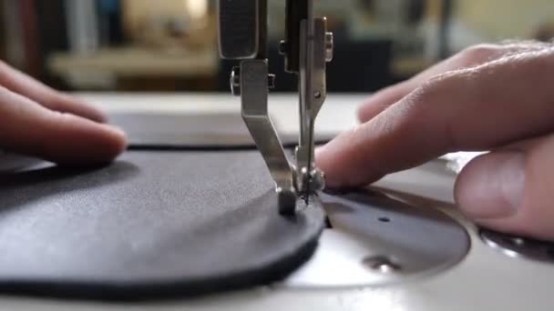 工艺皮革车间和制造.用皮革、线带和针线缝制的主线缝合线把刷子打成袋子。手工艺工厂是真实的。4k视频 — 图库视频影像