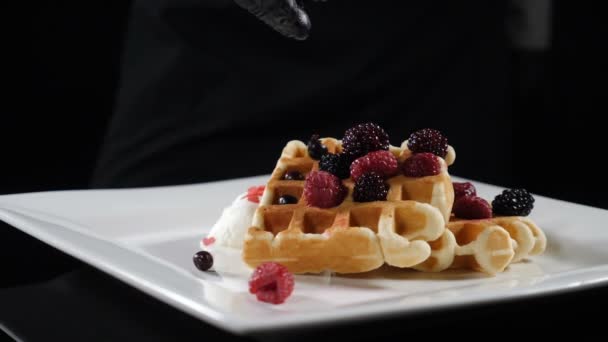 Delicious holiday wafers with raspberries and blueberries served on white plate. Slow motion food video. Freshly baked food, lined with blueberries and ice-cream, juicy berries for breakfast. Food — Stok video