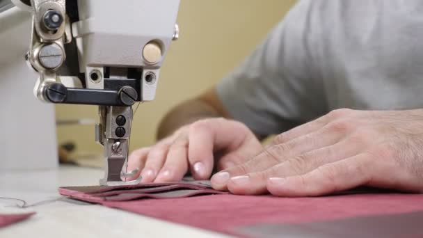 Concepto de producción de fábrica. artículos de cuero genuino. Costura de cuero en la máquina de coser tiro de cerca. Taller y fabricación artesanal de cuero. Productos de cuero hechos a mano, bolso, artesanía. Pequeño privado — Vídeos de Stock