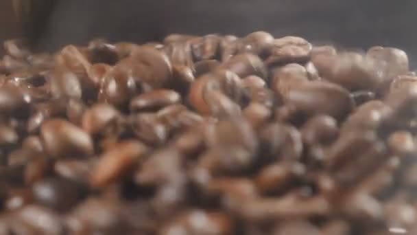 Frijoles de café lloviendo en cámara lenta. Clip conceptual de granos de café, de cerca. Granos de café vertiendo en un tazón de vidrio en la máquina de café. Vista superior. rectificadora. Full hd — Vídeos de Stock