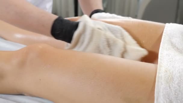Ręce masażysty w salonie piękności spa masażu do młodej niezidentyfikowanej kobiety. Zbliżenie. Koncepcja pielęgnacji ciała i piękna. masaż pośladków, profilaktyka cellulitis. Ręce kosmetyczki w — Wideo stockowe