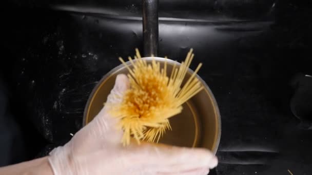 Ovanifrån på att kasta spaghetti pasta i kokande vatten. Overhead skjuten. Skjuten med höghastighetskamera, Slow Motion. Spaghetti i kastrull som cirkelform. Videon om magisk mat. Fullständig hd — Stockvideo