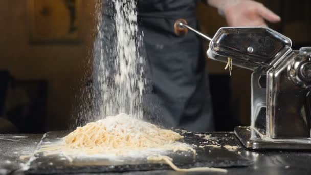 Massa caseira italiana tradicional. Farinha caindo da mão em câmera lenta. Close-up de adição de farinha para padaria caseira. Chef mostrando massa fresca caseira depois de pressionar a farinha de mistura com ovo — Vídeo de Stock