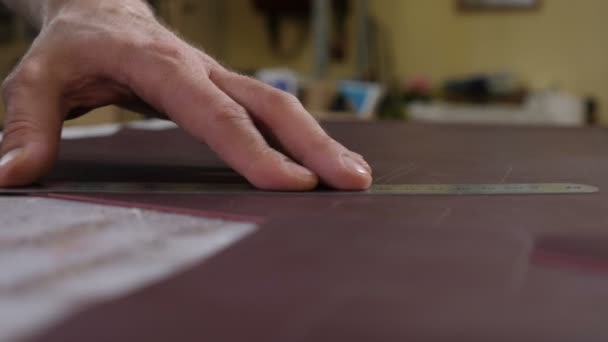 Lädermästarens skärmaterial. Ett litet privat affärskoncept. Process att tillverka handgjorda läder plånbok, väska. Läder- och verkstadskoncept. 4k-video — Stockvideo