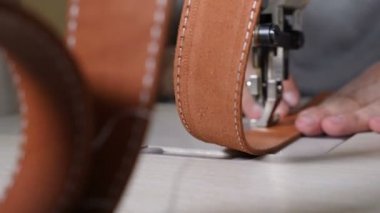 Deri imalatında dikiş makinesinin makro görüntüsü, kemer, çanta ya da cüzdan için deri dikmek. Deri kemer ve imalatında el yapımı zanaatkar uzmanının atölyesi. geleneksel