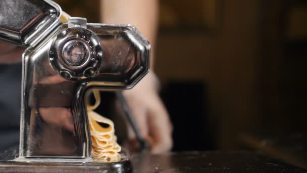 Food video in slow motion. Making Noodle Spaghetti in Hand pasta machine. Fresh spaghetti pasta coming out of machine close-up. home cooking style. Full hd — Wideo stockowe