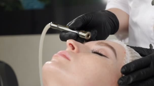 Bella donna ottenere procedura di cosmetologia nel salone di bellezza. Cosmetologia hardware. Apparecchi anti-invecchiamento e anti-rughe cosmetologia. Moderno trattamento rilassante. 4K filmati — Video Stock