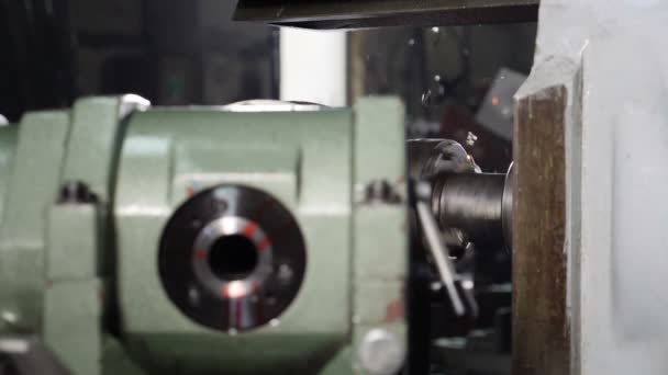 Close-up of metal milling machine during grinding out the metal detail in factory. Machinery and professional equipment concept, Metal grinding machine with sparks and swarfs in slow motion. Full hd — Αρχείο Βίντεο