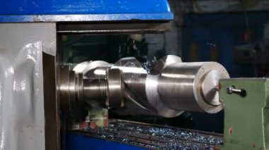 Fabrikadaki metal parçalarını öğütürken metal fabrikasının yakın plan görüntüleri. Petrol ve doğalgaz endüstrisi. Makineler ve profesyonel ekipman konsepti, kıvılcımlı metal öğütme makinesi full hd