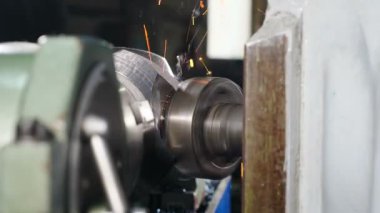 Kıvılcımları ve cüceleri olan metal öğütme makinesi. Petrol ve doğalgaz endüstrisi. Metali keskin kıvılcımlarla öğüten endüstriyel bir kavram. Kaynakçı pürüzsüz çelik ve demiri modern ekipmanlarla öğütüyor. Tam Hd