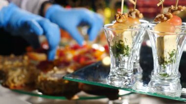Restoran atıştırmalıkları servis ediliyor. Çok güzel dekore edilmiş yemek masası ve otel kanepesi. Kutlama, şirket ya da doğum günü partisi ya da düğün için hazır büfe yemekleri. 4k video