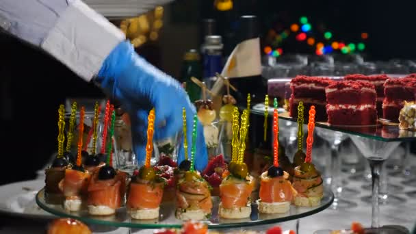 Restaurant chef serving. Close-up of chef hands decorating catering banquet table with canape in hotel. catering service buffet food set in event celebration, corporate or birthday party or wedding. 4 — Stock Video