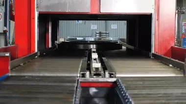Endüstriyel ve makine konsepti. Üretim ve montajın teknolojik bir parçası. Yön tesisinde taşıyıcı. Hareket halindeki teknoloji hattında motor yağıyla doldurulan eşyalar hazır. Yakın plan. 4k