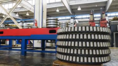Endüstri ve Makine konsepti. Fabrikada bilye üretimi. Sabit çekim. Depodaki yedek parça fabrika arka planında çeşitli vitesler ve bilyeler hazır. Yakın plan. 4k görüntü