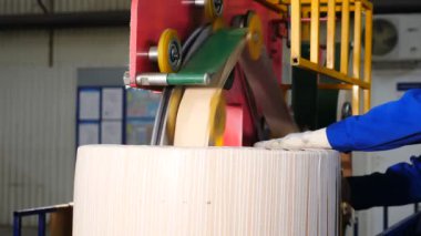 Makineler ve endüstri konsepti. Kerteriz fabrikası. Müşterilere teslim edilmek üzere büyük bir konum ayarlandı. Yakın plan. İşçi tamamlanmış üniteyi monte eder. 4K 'da çekilmiş.