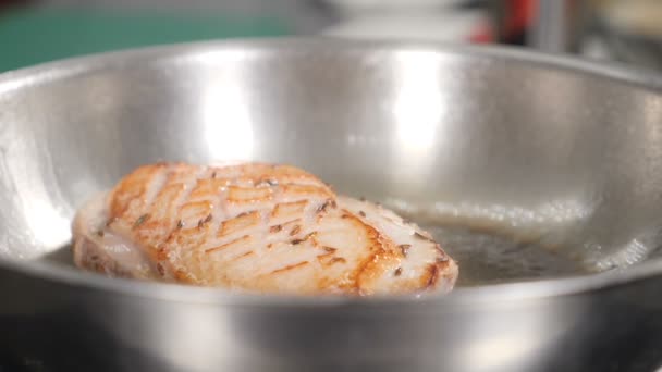 Anka kött steks i varm stekpanna med olivolja. Slow motion-filmer. Matlagning klassiska Confit Duck i fransk restaurang, närbild. Skjuten i hd. — Stockvideo