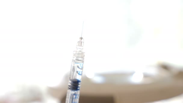 Vista de perto da seringa de mão esteticista com agulha para injecções faciais. Na clínica de beleza moderna. 4k vídeo — Vídeo de Stock