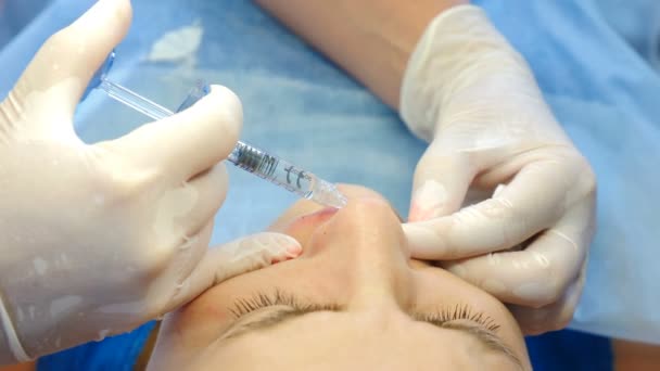 Chirurgie plastique, injection et augmentation des lèvres ou concept de traitement de beauté. Médecin pratiquant l'injection de lèvres. Injection de lèvre chirurgie plastique. Processus d'augmentation des lèvres. Patient pendant l'injection des lèvres — Video