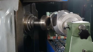 Kıvılcımları ve metal cüceleri olan metal öğütme makinesi. Petrol ve doğalgaz endüstrisi. Metali keskin kıvılcımlarla öğüten endüstriyel bir kavram. Kaynakçı pürüzsüz çelik ve demiri modern ekipmanlarla öğütüyor. 4 bin.