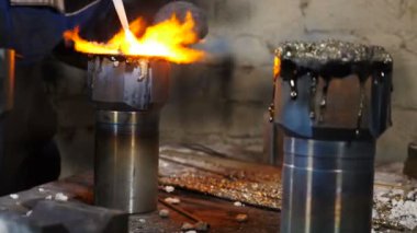Demirhanede metal işleme. Bakır parçaları ateşleniyor. Fabrika ve endüstriyel konsept, Metalurji. Kaynak aletleri. Sarı alev metali eritiyor. Ayrıntıların yapısını birleştir. 4k video