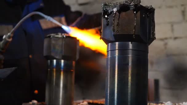 Metallurgie. Lasapparatuur. Gele vlam smeltend metaal. Fabriek en industrieel concept, Samenvoegen structuur van details close-up. 4 k beeldmateriaal — Stockvideo