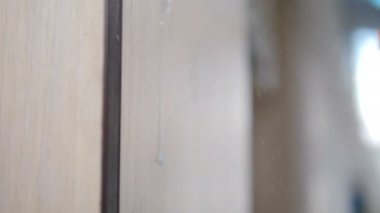 Koruyucu eldivenle koruyucu eldiven giymiş, ahşap mobilya yüzeyi temizliyor, gardırop ya da raf temizliyor, virüsün yayılmasını önlüyor, Corona virüsü covid-19, mikropları öldürüyor. Temizleme ve sterilizasyon