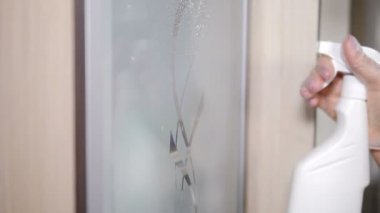 Koruyucu eldivenli kadın elleri, cam yüzeyini Deterjanla temizliyor. Ev hijyenik aktivitesi. Temizlik ve sterilizasyon konsepti. Mobilya yüzeyi ıslak mendil ve spreyle temizleniyor. 4