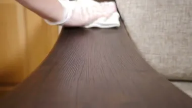 Mobilya yüzeyi kadın eliyle silinmiş. Deterjana batırılmış kirli lekeleri temizleyen kadının yakın plan görüntüsü. Evde, dairede ya da ofiste dezenfekte ediliyor. 4k video